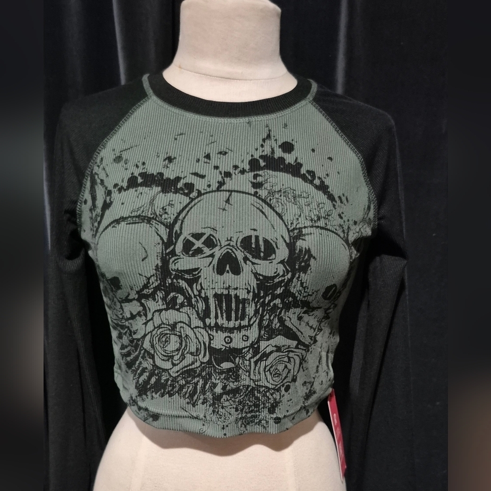 ROMWE Black and Green Skull Crop Top